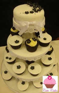 Torre de cupcakes substituindo o bolo