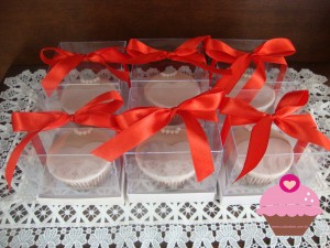 Cupcakes de noivinhas em caixas de acetato