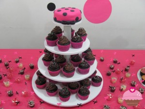 Torre de cupcakes pink e preto