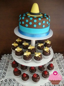 Torre de cupcakes com o tema George Curioso