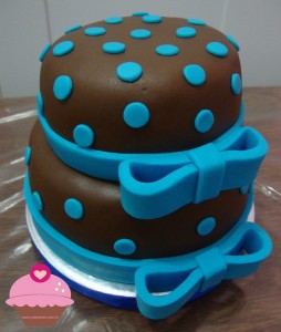 Bolo para topo de torre de cupcakes em marrom e poá azul