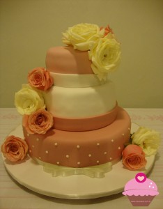 Bolo com rosas verdadeiras