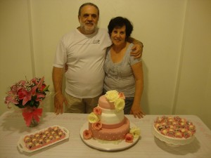 Bolo com rosas verdadeiras