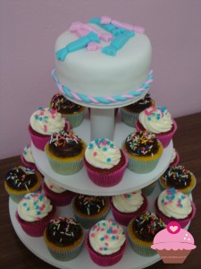 Torre de cupcakes com o tema "Balinhas"