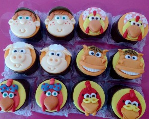 doces decorados no tema Cocoricó