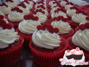 Cupcakes red velvet com iniciais dos noivos