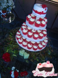 Torre de cupcakes vermelho e branco