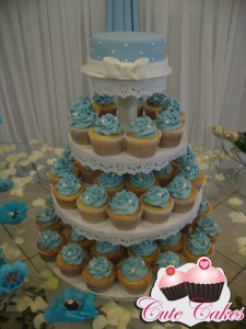 Torre de cupcakes azul e branco