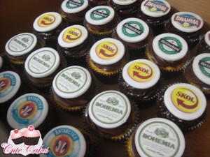 Cupcakes com rótulos de cerveja