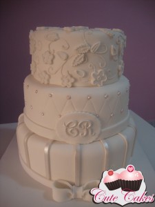 Bolo Casamento com iniciais dos noivos