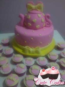 Bolo e mini cupcakes Chá da Minnie