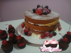 Naked cake de frutas vermelhas