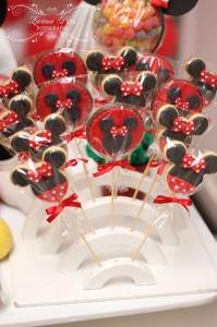 Pirulitos de bolacha e chocolate