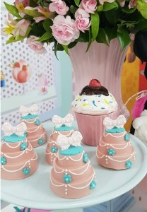 doces decorados no tema Minnie Confeiteira