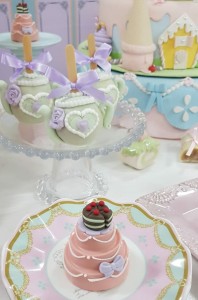doces decorados no tema Minnie Confeiteira