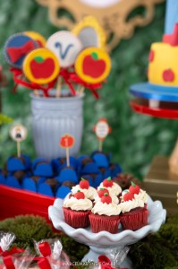 doces decorados no tema Branca de Neve