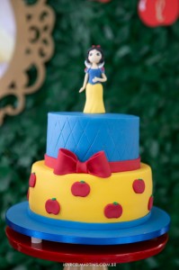 doces decorados no tema Branca de Neve