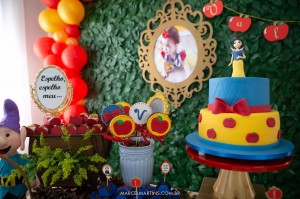 doces decorados no tema Branca de Neve