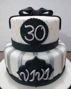 bolo decorado 30 anos