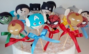 cakepops decorados no tema heróis