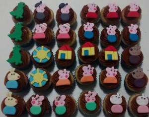 cupcakes decorados com família e amigos da Peppa Pig