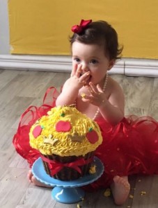 valentina com seu cupcakes gigante