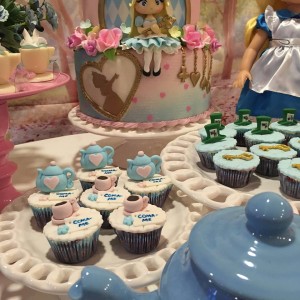 cupcakes no tema Alice no país das maravilhas