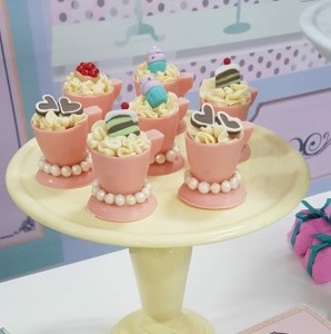 mini xícaras de chocolate no tema Alice no país das maravilhas