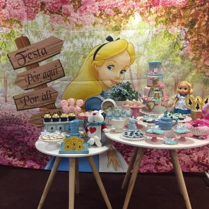 mesa Alice no País das Maravilhas