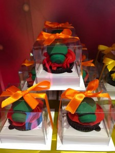 doces decorados no tema do Mickey e sua turma