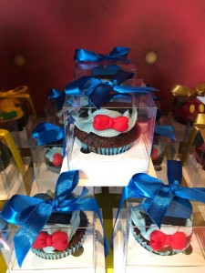 doces decorados no tema do Mickey e sua turma