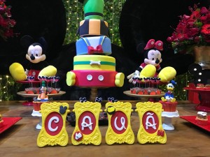 doces decorados no tema do Mickey e sua turma