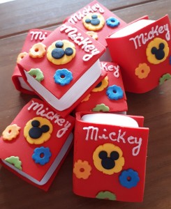 doces decorados no tema do Mickey e sua turma