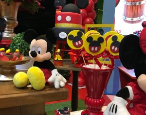 doces decorados no tema do Mickey e sua turma