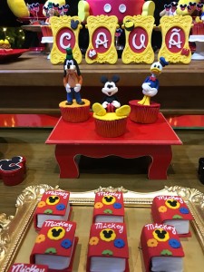 doces decorados no tema do Mickey e sua turma