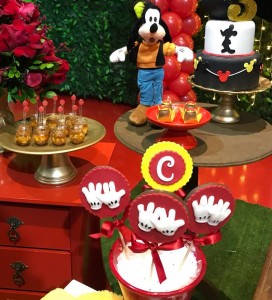 doces decorados no tema do Mickey e sua turma