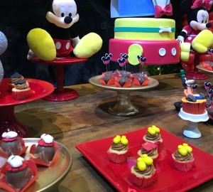 doces decorados no tema do Mickey e sua turma