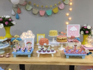 doces decorados no tema chuva de amor