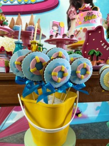 doces decorados para festa na piscina
