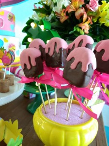 doces decorados para festa na piscina