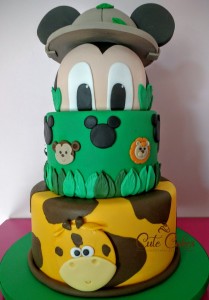 doces decorados no tema Mickey Safari