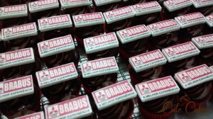 mini cupcakes com logo corporativo