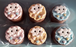 doces decorados no tema chuva de amor