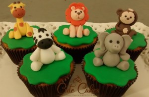 doces decorados no tema Mickey Safari