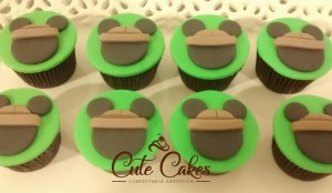 doces decorados no tema Mickey Safari