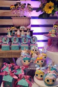 doces decorados no tema LOL Surprise