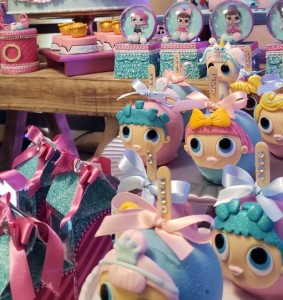 doces decorados no tema LOL Surprise
