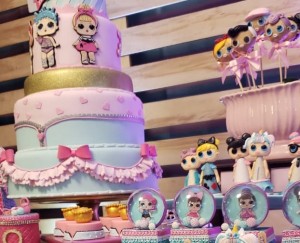 doces decorados no tema LOL Surprise
