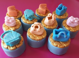 doces decorados no tema LOL Surprise