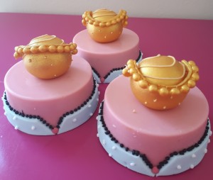 doces decorados no tema LOL Surprise